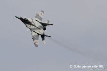 Slovensk MiGy na modrej oblohe nad Hradcom Krlov
