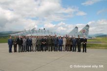 Dvojdov vjazdov stretnutie nrodnch vojenskch predstaviteov NATO dnes zaal na leteckej zkladni Slia