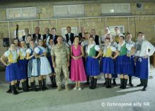 Vystúpenie folklórneho súboru Skaličan pre vojakov v operácii UNFICYP
